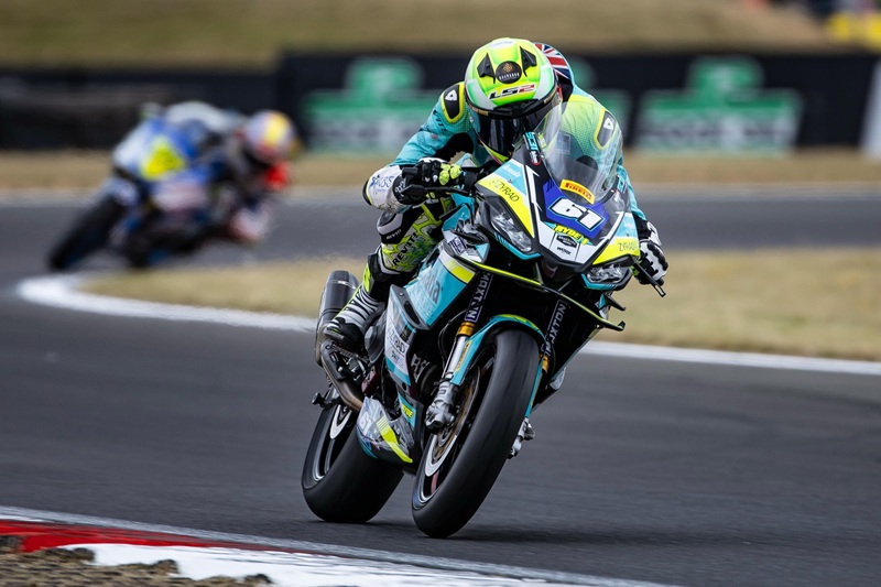 apriliaracing bsb r4 snetterton credits armada sc31 racing aprilia 02