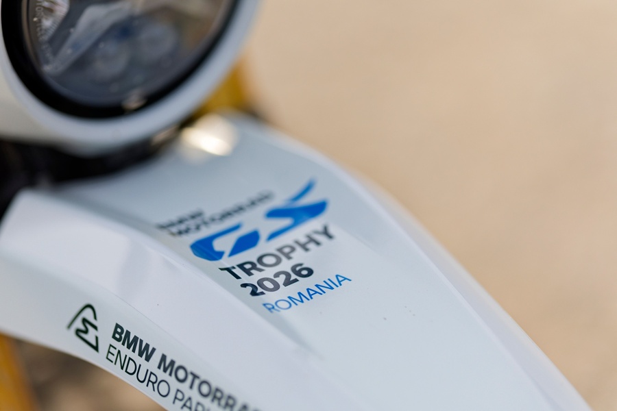 P90647878 lowRes bmw r 12 g s gs trop