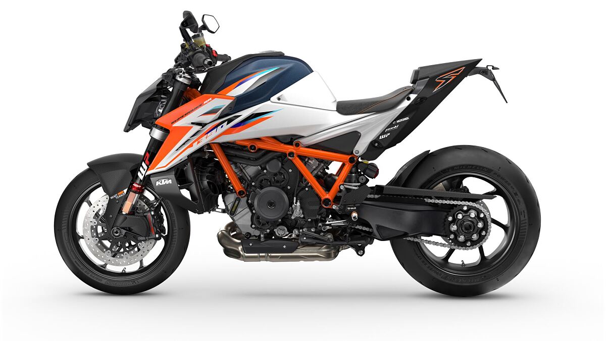 740156 MY26 KTM 1390 SUPER DUKE RR STUDIO 8 EU GLOBAL STUDIO