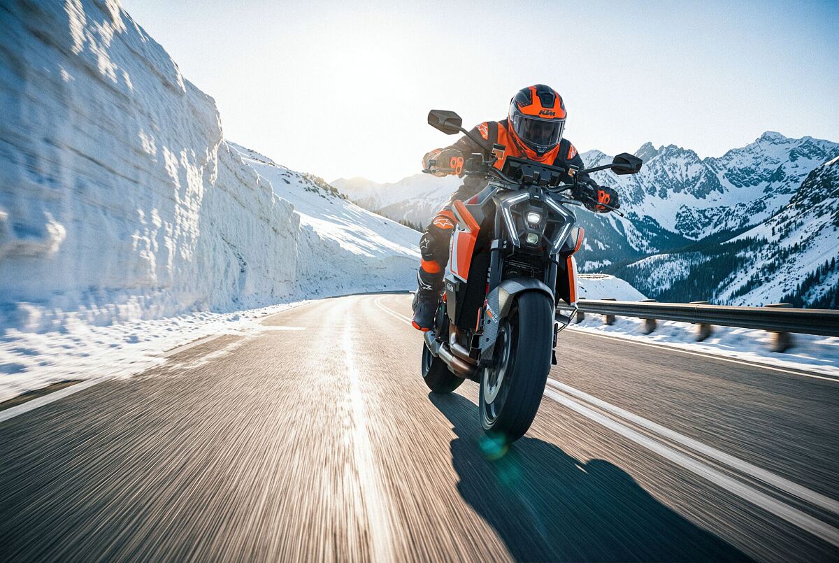 743218 MY26 KTM 1390 SUPER DUKE RR ACTION ACTION ACTION