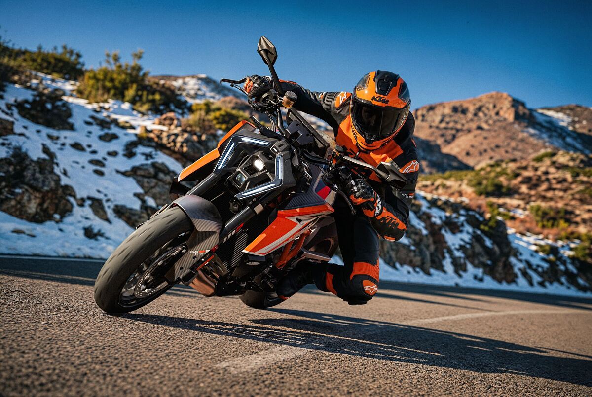 743221 MY26 KTM 1390 SUPER DUKE RR ACTION ACTION ACTION
