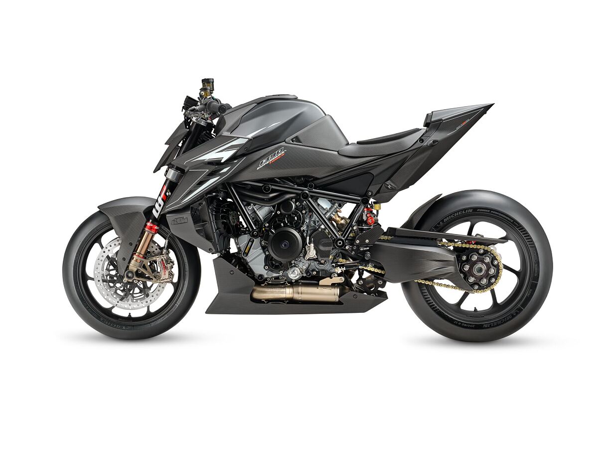 737873 MY26 KTM 1390 SUPER DUKE RR TRACK STUDIO EU GLOBAL STUDIO