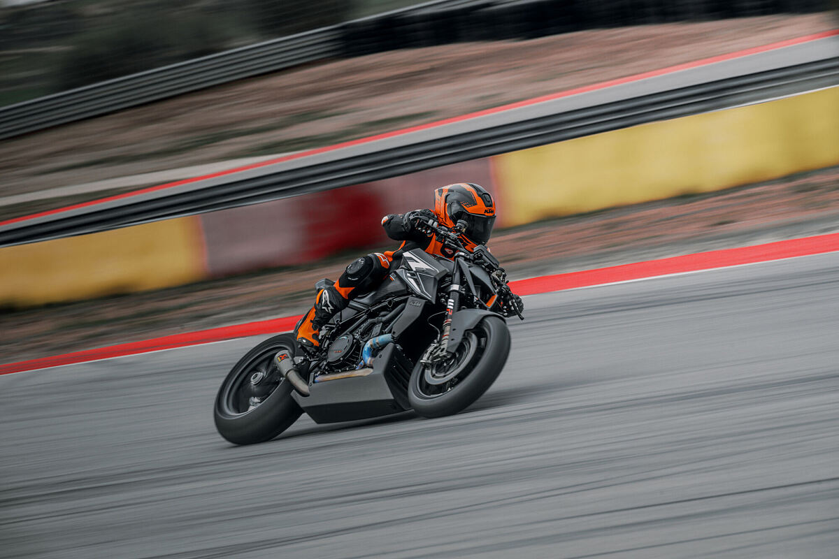 737894 MY26 KTM 1390 SUPER DUKE RR TRACK ACTION ACTION ACTION