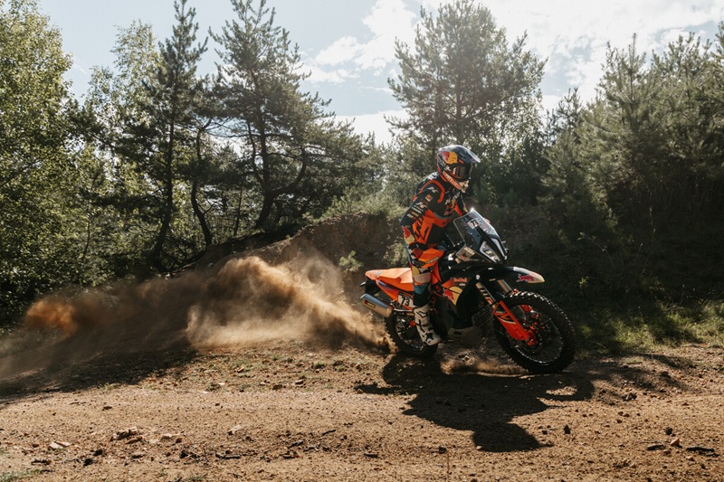 730781 2026 KTM 890 ADVENTURE R RALLY KTM 890 ADVENTURE R RALLY ACTION
