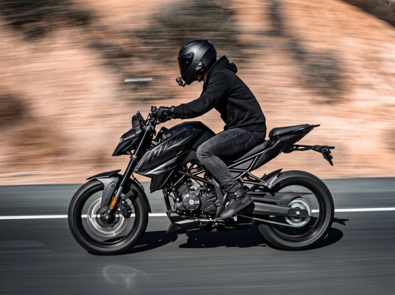 Voge 125RS acción 1