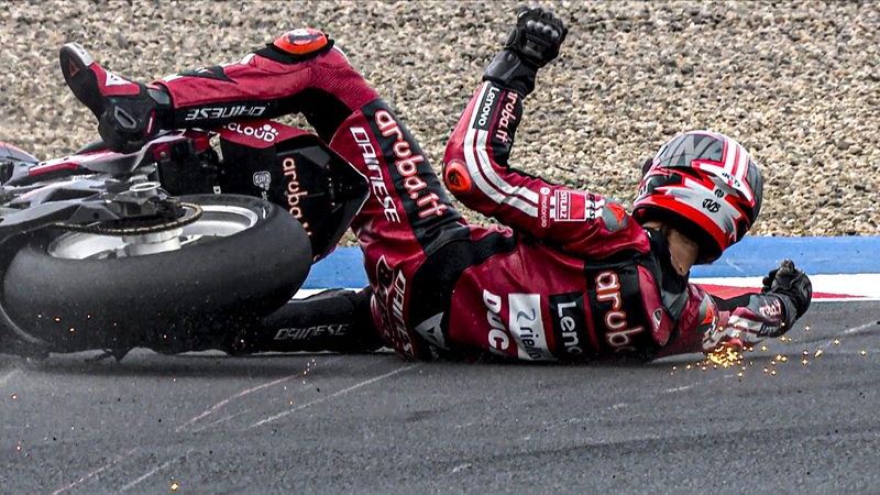 bulega crash wsbk 05 cze sbk fp2 cf.mxf.15 17 56 19.still002 2 full