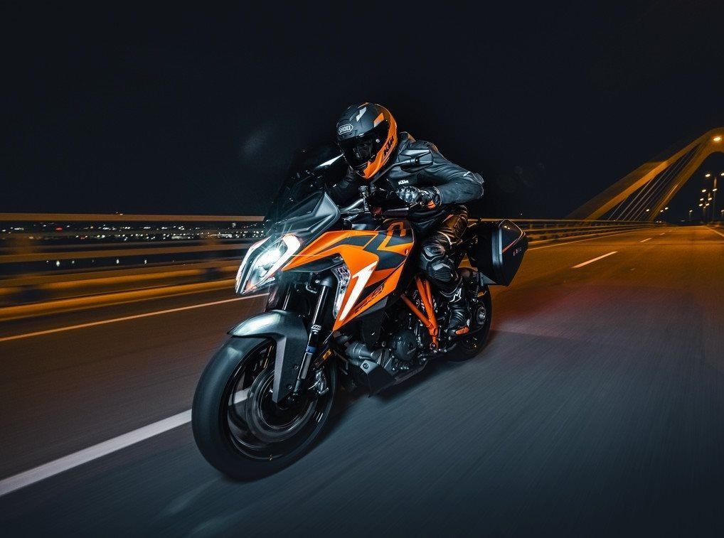 420072 MY22 KTM 1290 SUPER DUKE GT Action