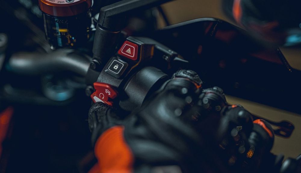 420136 my22 ktm 1290 super duke gt details parts 1 1000x575