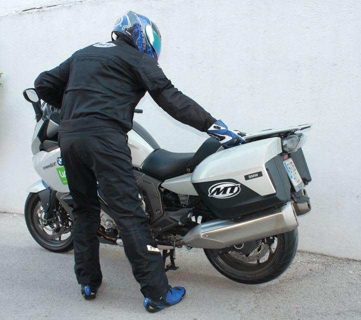 La Moto en parado. Bajar caballete