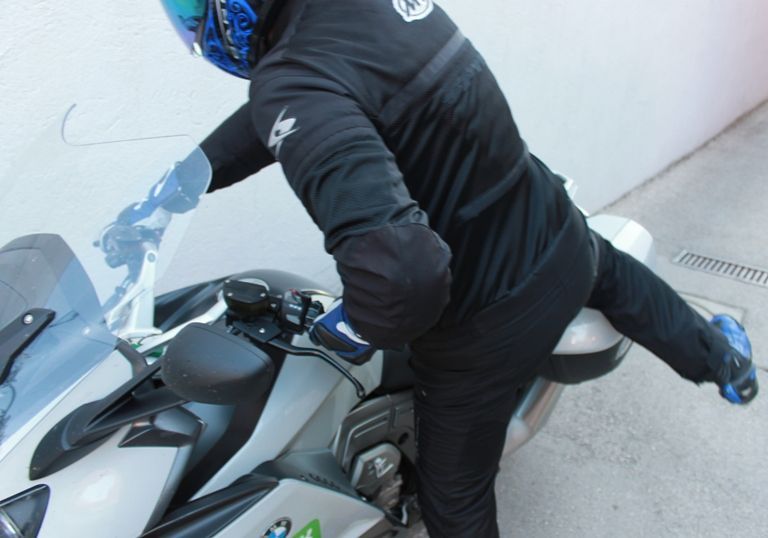 la moto en parado. sobre la pata de cabra