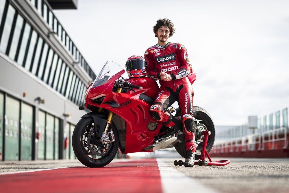 MY22 Ducati PanigaleV4S 70 UC354174 High