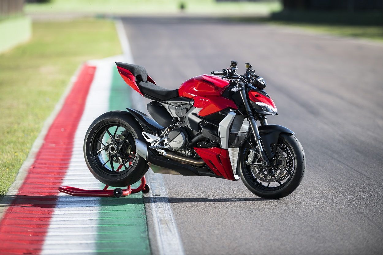 MY22 Ducati Streetfighter V2 38 UC351855 High