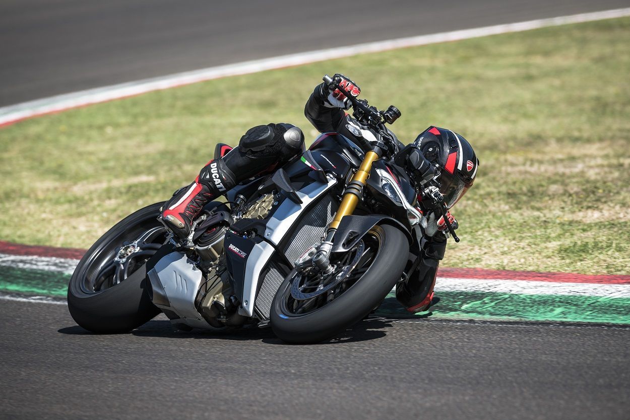 MY22 Ducati Streetfighter V4 SP 51 UC352029 High