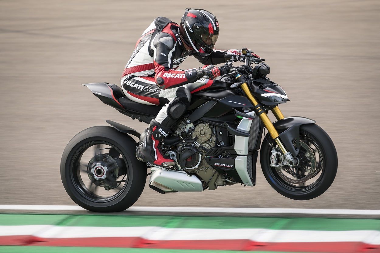 MY22 Ducati Streetfighter V4 SP 54 UC352032 High