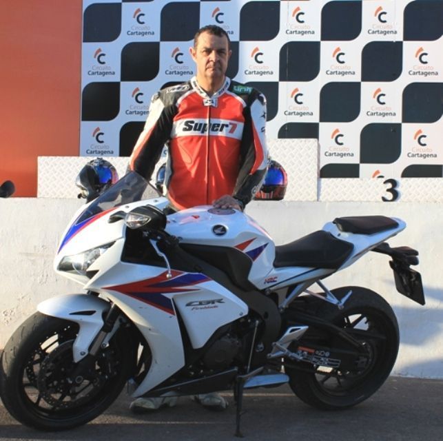 Tomas posando Honda CBR 1000 RR