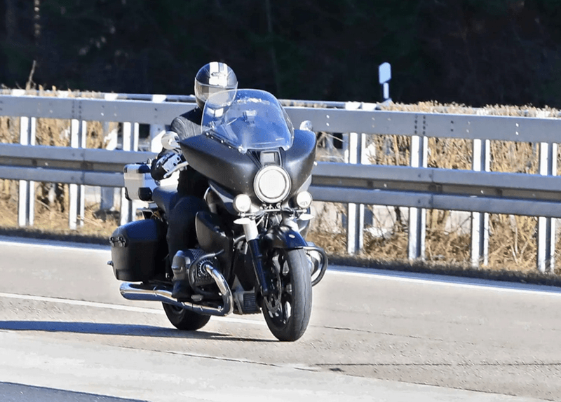 BMW R18 Touring Bagger 3 compressor