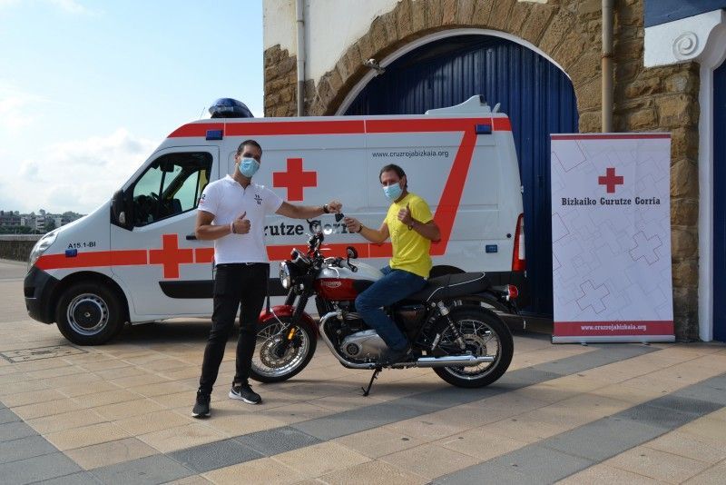 Ndp Triumph CruzRoja Ganador Urko Ayuso Responsable comercial de Triumph Bilbao 