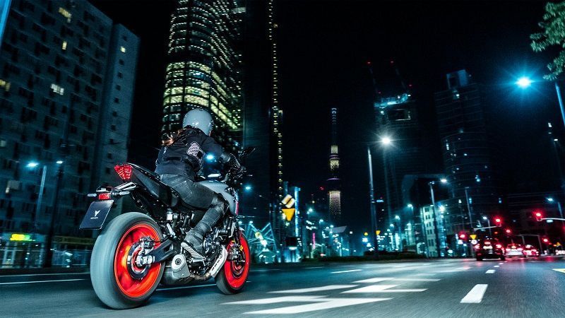 2021 Yamaha MT07 EU Storm Fluo Action 002 03