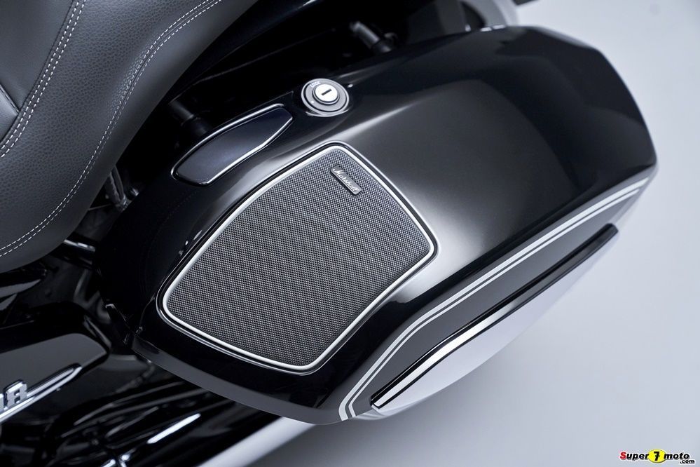 P90430844 highRes the new bmw r 18 b f