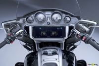 P90431034_highRes_the-new-bmw-r-18-tra