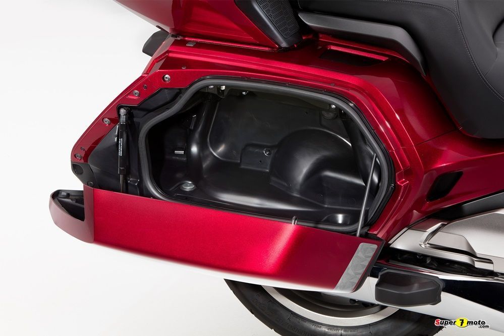 324777 21YM HONDA GL1800 GOLD WING TOUR