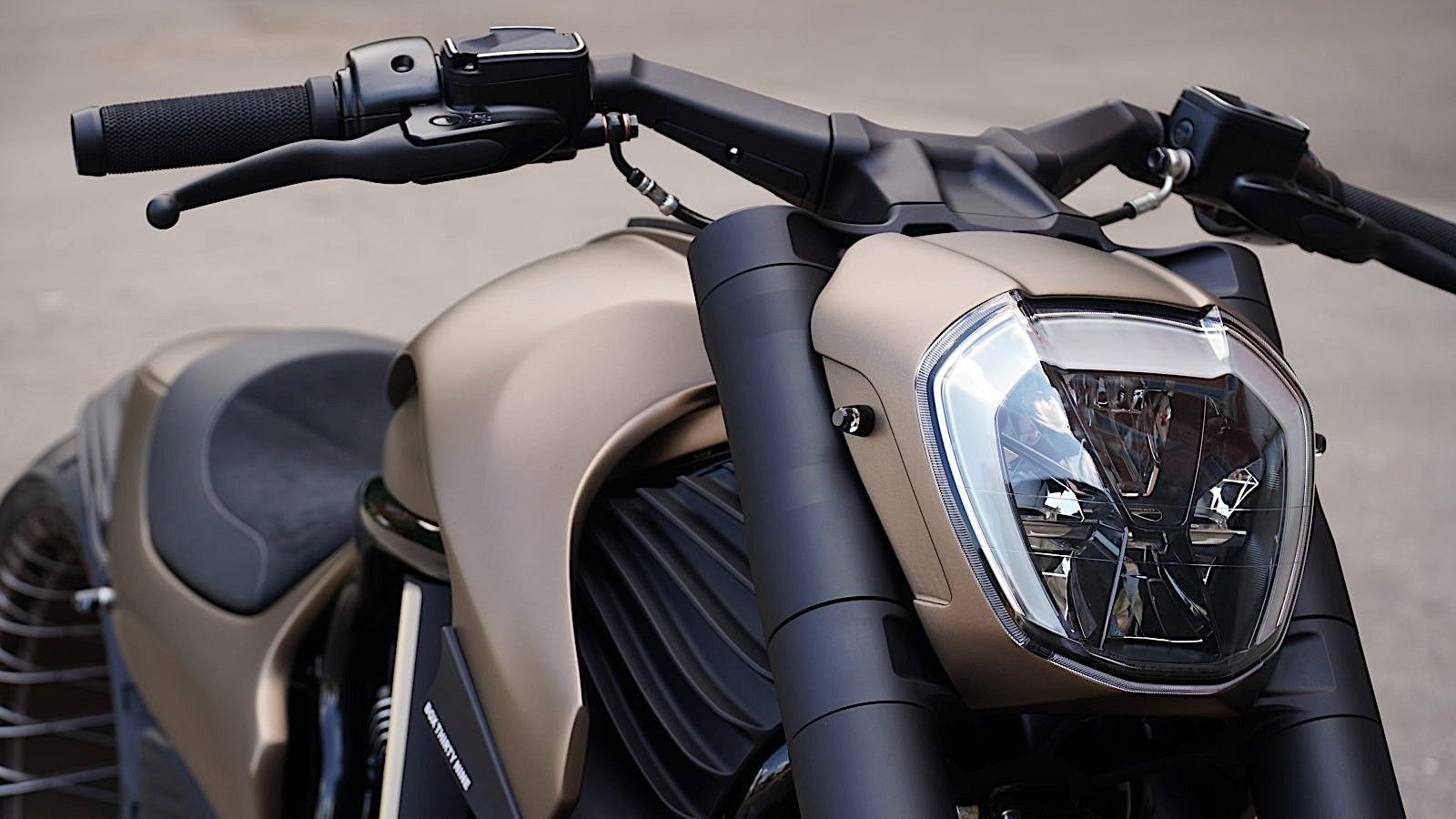2014 harley davidson v rod uses special paint and wire wheels to stand out 11