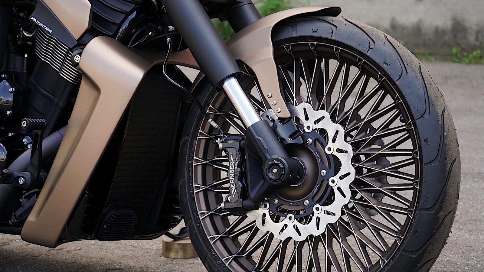 2014 harley davidson v rod uses special paint and wire wheels to stand out 12