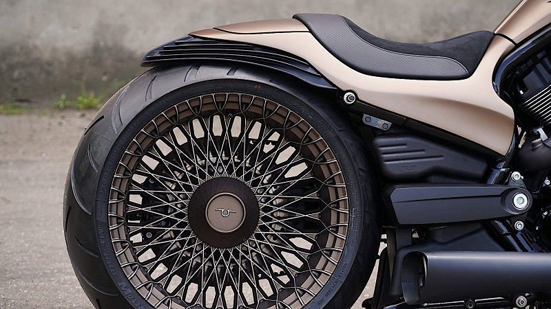 2014 harley davidson v rod uses special paint and wire wheels to stand out 7