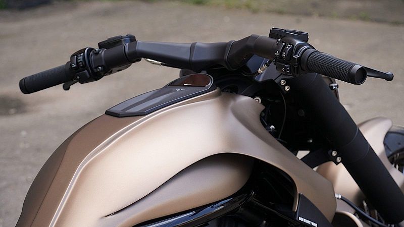 2014 harley davidson v rod uses special paint and wire wheels to stand out 8