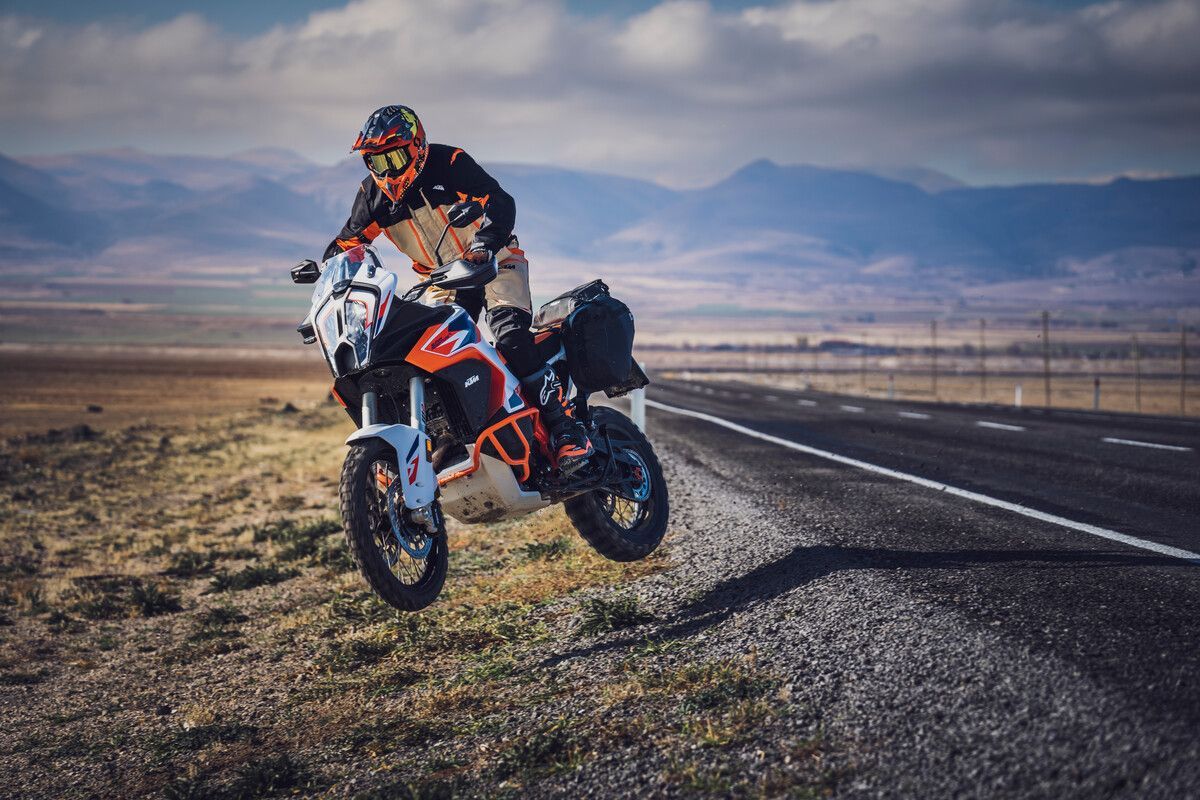 488990 MY23 KTM 1290 SUPER ADVENTURE R Action CAT B MY23 MY23 KTM 1290 SUPER ADVENTURE R