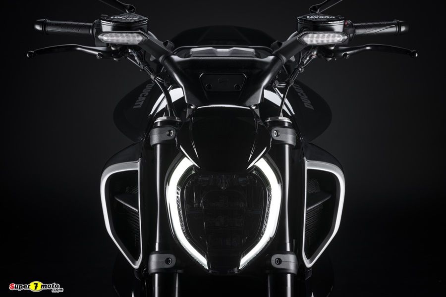 MY23 Ducati Diavel V4 01 UC450503 High