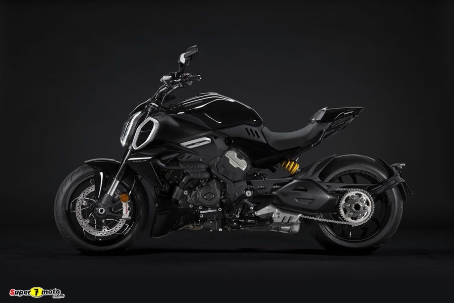 MY23 Ducati Diavel V4 13 UC450501 High