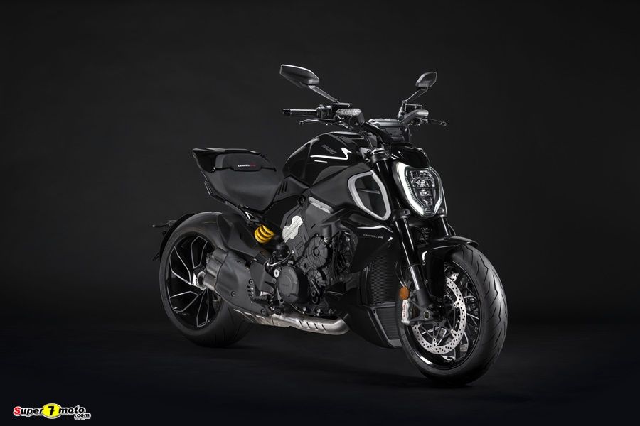 MY23 Ducati Diavel V4 15 UC450502 High