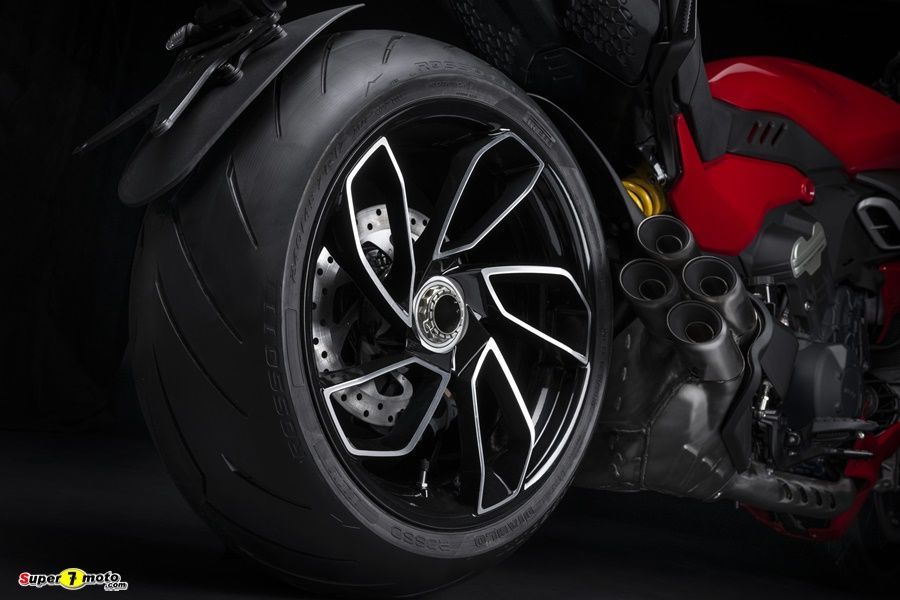 MY23 Ducati Diavel V4 60 UC450505 High