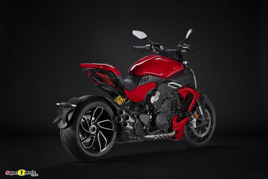 MY23 Ducati Diavel V4 66 UC450504 High