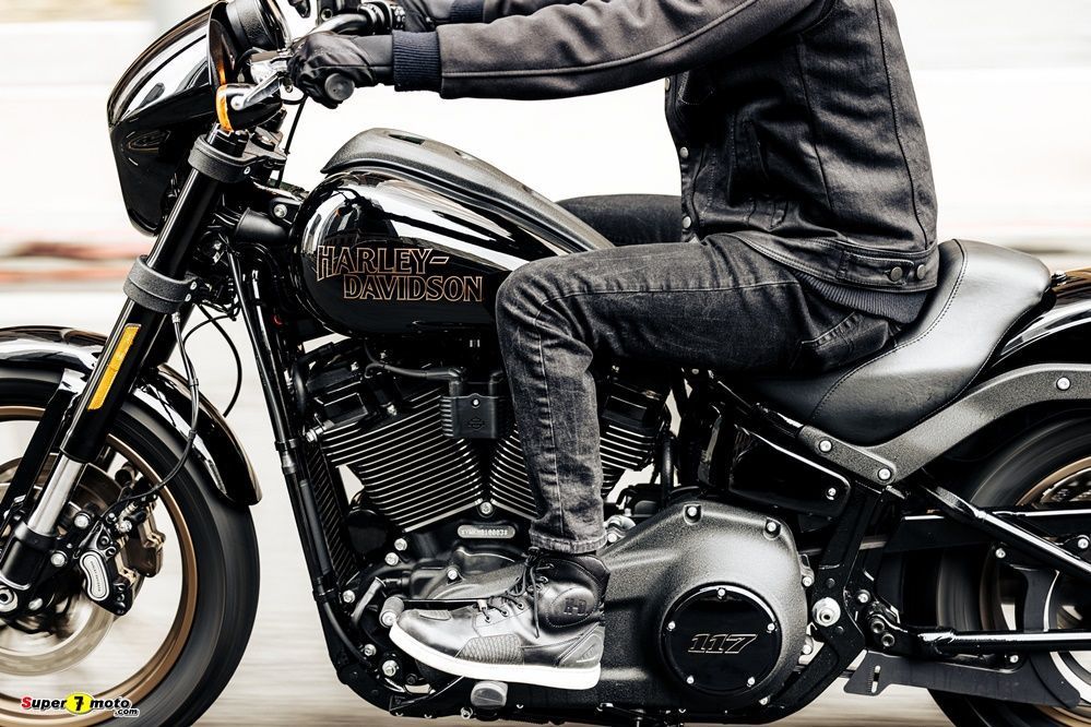 210249 my22 fxlrs low rider s riding jk 0028.tif