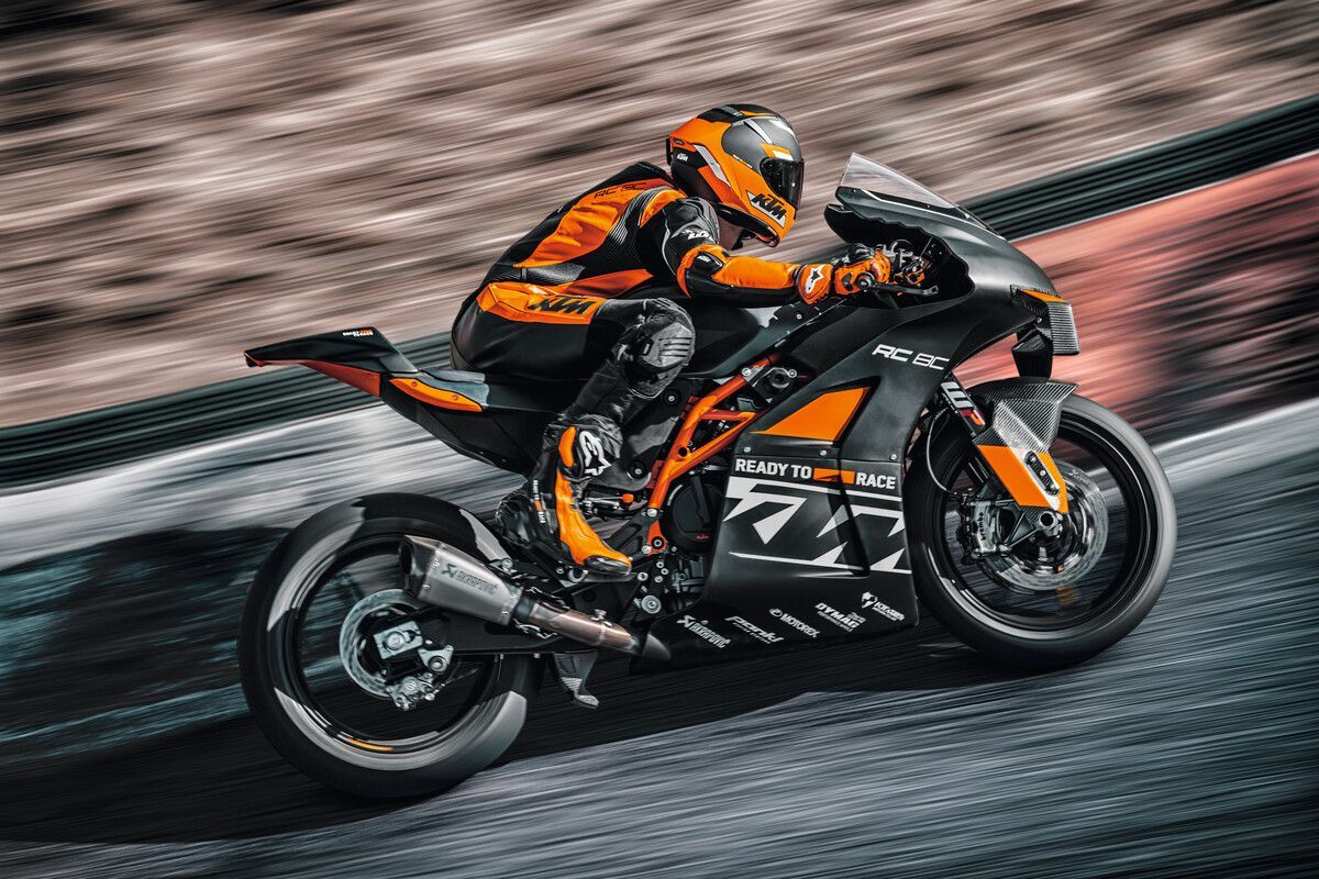 473539 KTM RC 8C Action MY23
