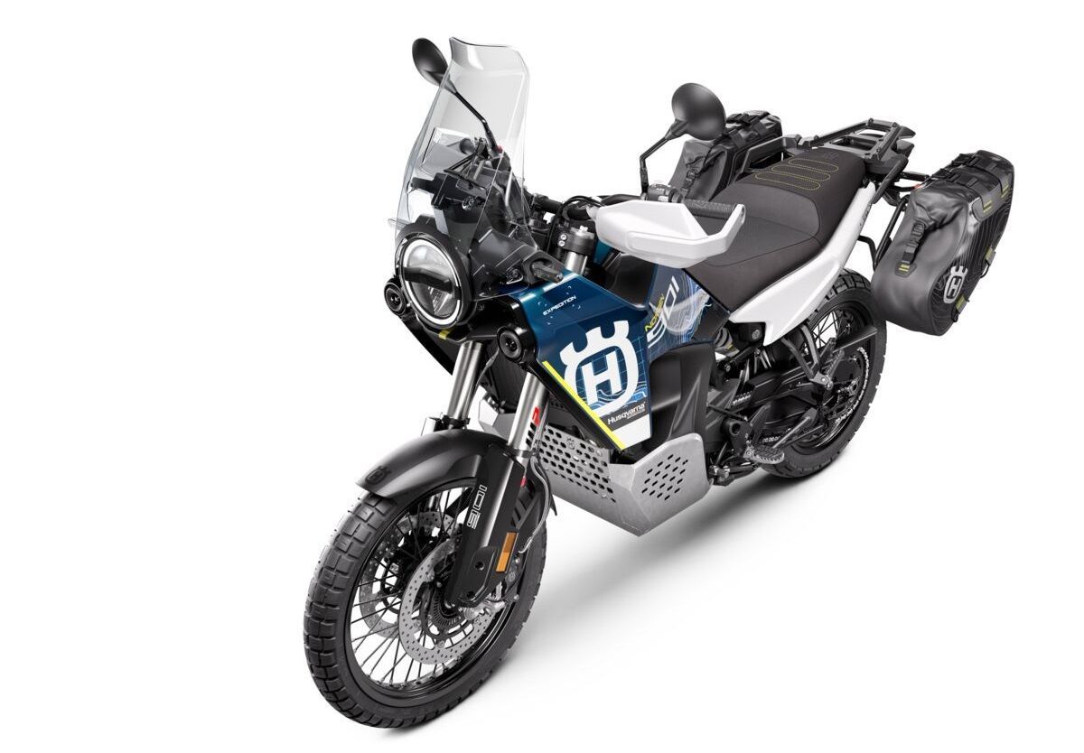 127140 MY23 HQV Norden 901 Expedition EU Front Left