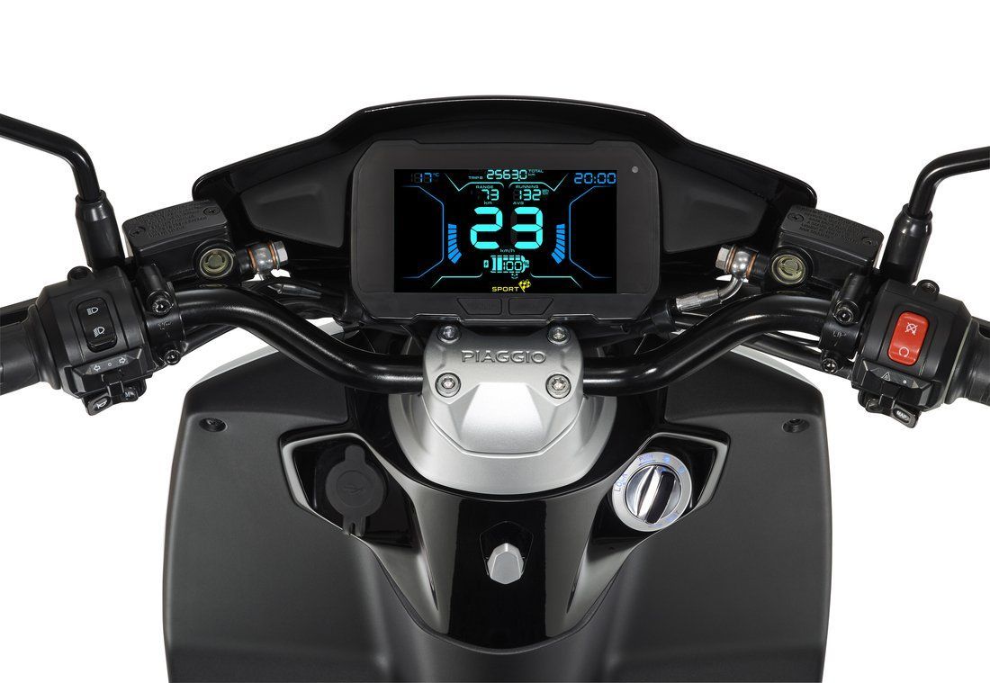Piaggio ONE bianco postoguida notte 1100x759 1