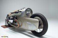 P90513762_lowRes_bmw-r-18-the-crown-0