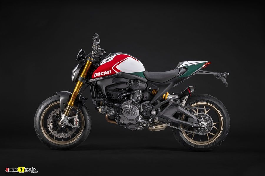 MY24 Ducati Monster 30 002 UC534871 High