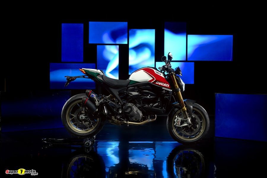 MY24 Ducati Monster 30 052 UC534920 High