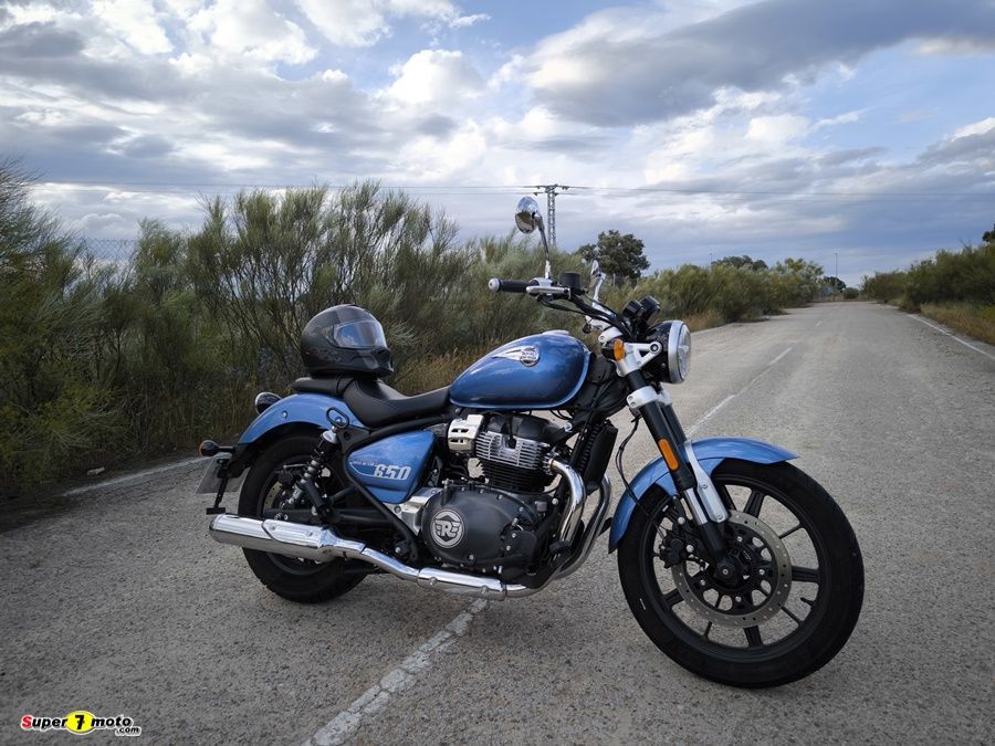 Royal Enfield SuperMeteor 01