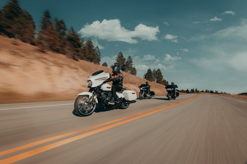 my25 flhx fltrx group riding 0354 abjc
