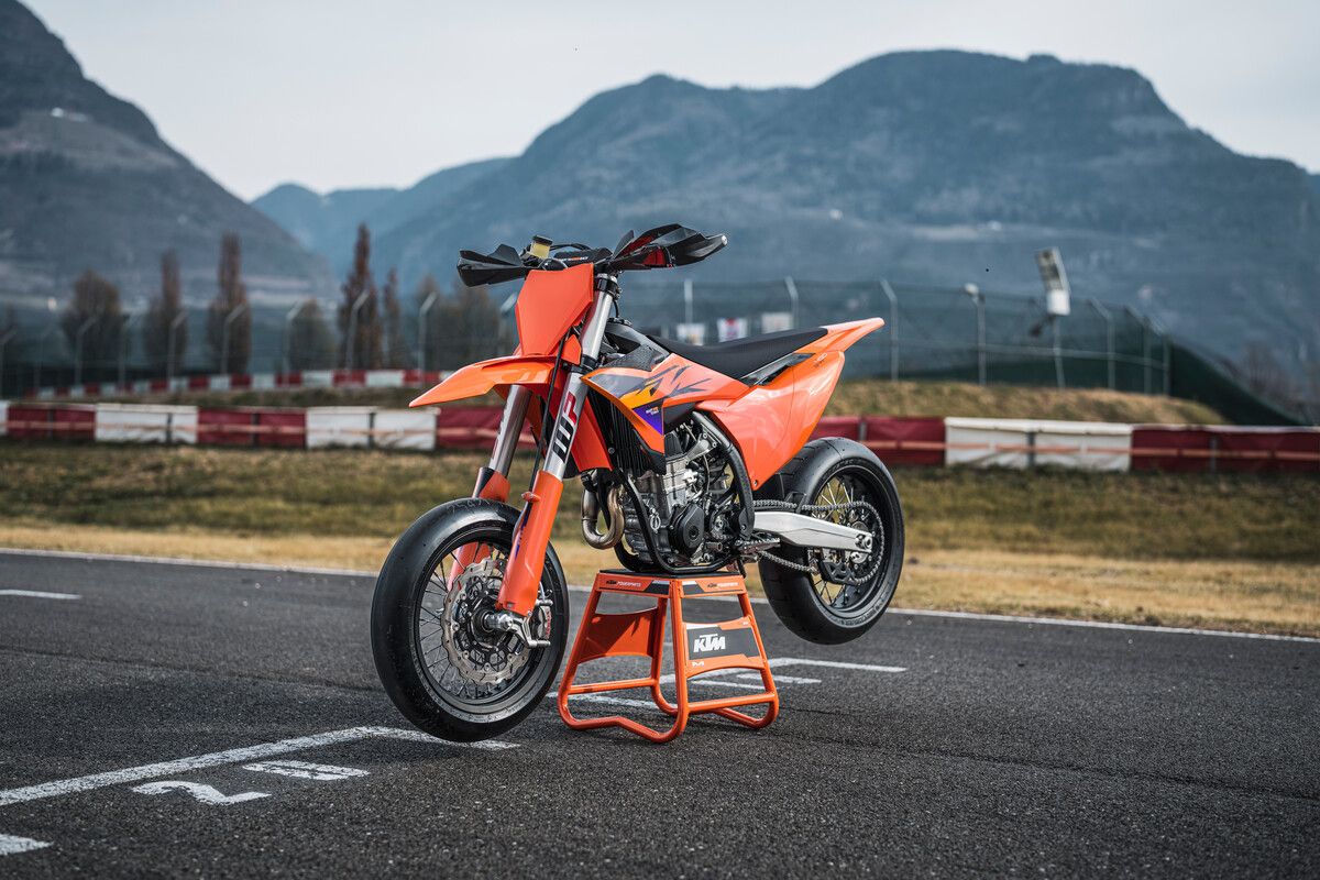 717616 MY26 KTM 450 SMR STATIC STATICS