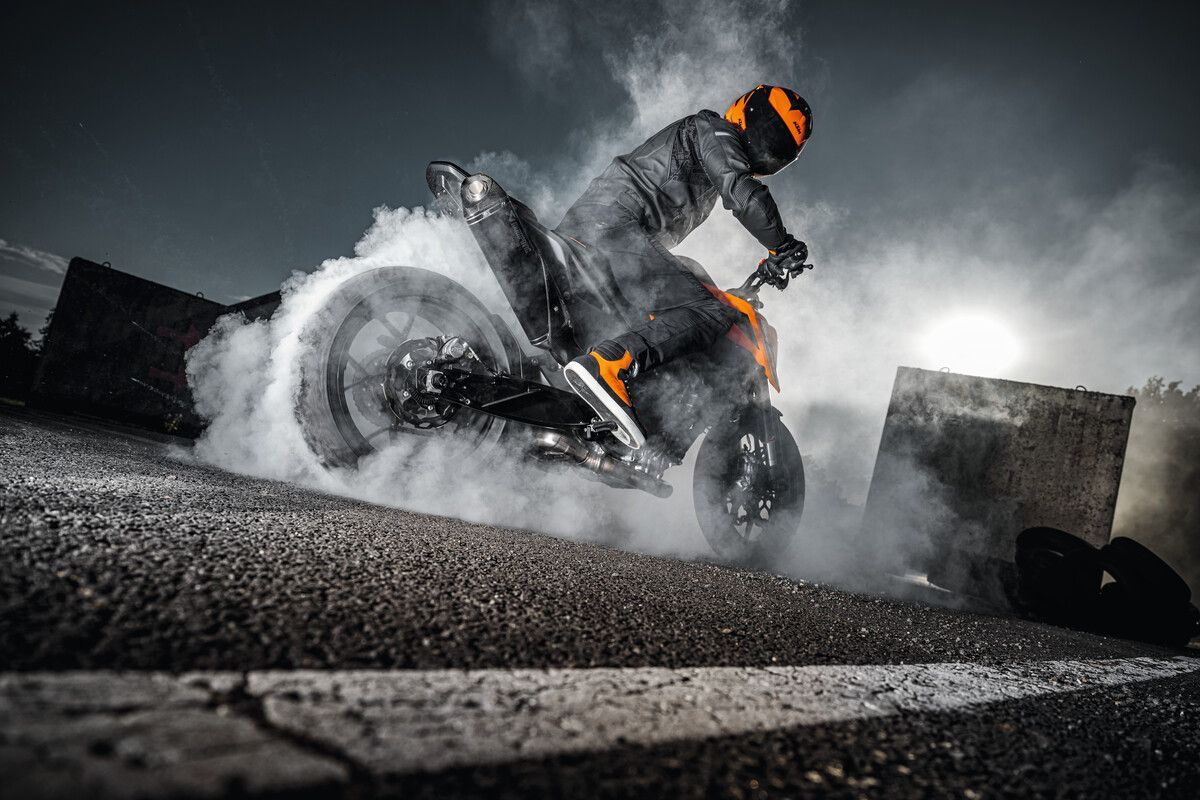 MY25 KTM 790 DUKE Action 1