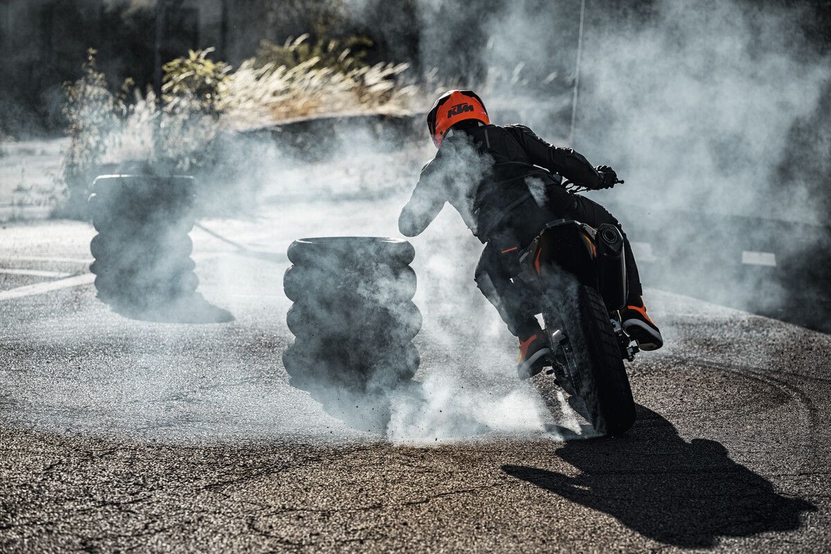 MY25 KTM 790 DUKE Action 2
