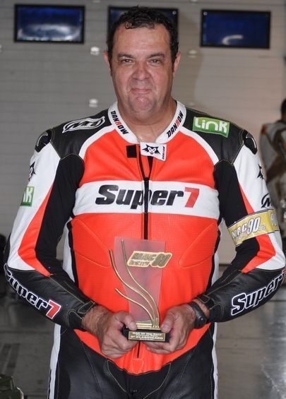 con el trofeo