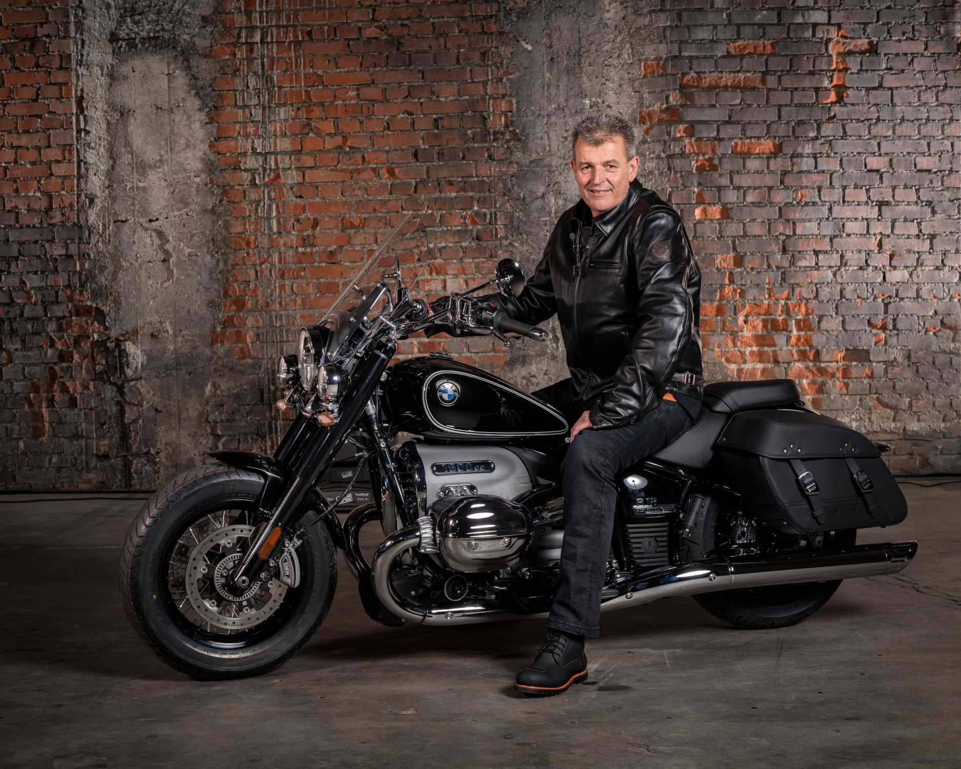 P90401833 bmw r 18 classic and markus schramm head of bmw motorrad 10 2020 1875px