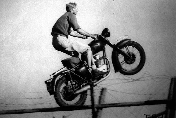 Steve-McQueen-triumph-Bonneville-T100